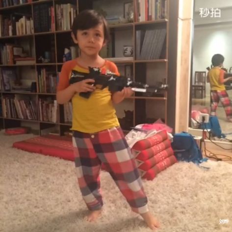 諾一玩玩具槍立正稍息